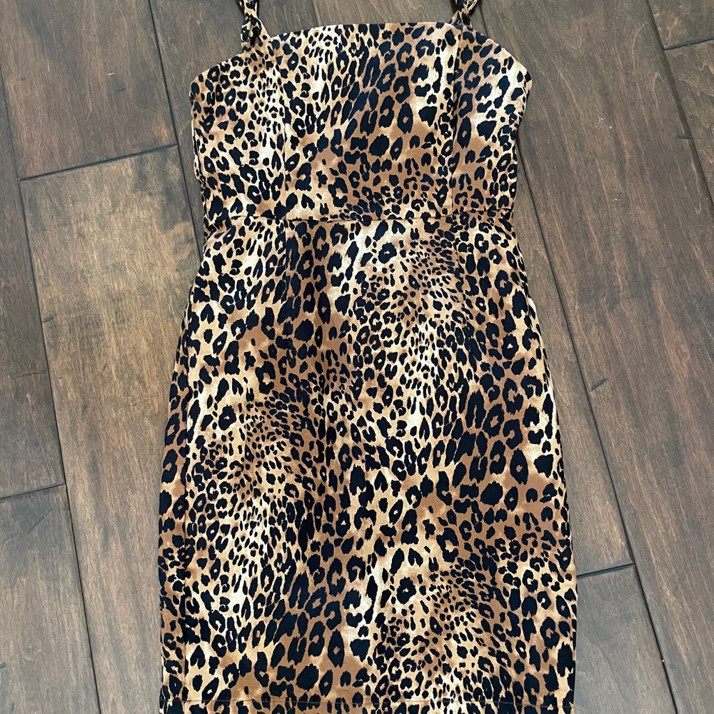 Women’s Animal print dress size S. Never worn.
Forever 21 - cute